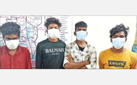 கொள்ளை வழக்கில் சிக்கி கைதான 4 இளைஞர்கள்.