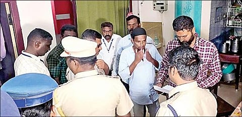 ஆம்பூரில் கைது செய்யப்பட்ட மிர் அனாஸ் அலியின் வீட்டில் சோதனையில் ஈடுபட்ட போலீஸார்.