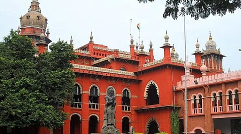 சிதம்பரம் மாணவிக்கு சக மாணவர் தாலி கட்டிய விவகாரம் - அதிகாரிகள் அவசரகதியில் செயல்பட்டுள்ளதாக நீதிபதிகள் கடும் கண்டனம்