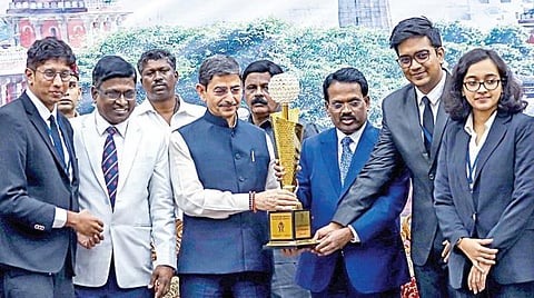 மெட்ராஸ் பார் அசோசியேசன் சார்பில், தேசிய மாதிரி நீதிமன்ற போட்டி நிறைவு மற்றும் பரிசளிப்பு விழா சென்னை உயர் நீதிமன்ற வளாகத்தில் நேற்று நடந்தது. இதில் ஒட்டுமொத்த சாம்பியன்ஷிப்பை வென்ற சாஸ்திரா பல்கலைக்கழக மாணவர்களுக்கு ஆளுநர் ஆர்.என்.ரவி, பொறுப்பு தலைமை நீதிபதி டி.ராஜா ஆகியோர் வெற்றி கோப்பையை வழங்கினர். உடன் மெட்ராஸ் பார் அசோசியேசன் தலைவர் வி.ஆர்.கமலநாதன், செயலர் டி. னிவாசன் ஆகியோர் உள்ளனர்.படம்: பு.க.பிரவீன்