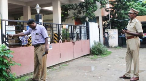 வீட்டின் இரும்பு கேட்டை தொட்டபோது விபரீதம்: மின்சாரம் பாய்ந்து ஓய்வு பெற்ற அதிகாரி, மனைவி உயிரிழப்பு