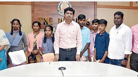 நீலகிரி மாவட்டத்திலிருந்து பெங்களுர் இஸ்ரோ-வில் பயிற்சி பெற்ற பழங்குடியின மாணவர்களை மாவட்ட ஆட்சியர் சா.ப.அம்ரித் வாழ்த்தினார்.