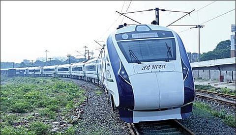 சென்னை ஐசிஎஃப்-ல் இருந்து புறப்பட்டு, பேசின்பாலம் பணிமனையை நோக்கி சென்ற வந்தே பாரத் ரயில்.