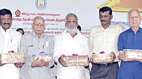 திருவேற்காடு தேவி கருமாரியம்மன் கோயிலின் 42.991 கிலோ தங்க நகைகளை சுத்த தங்கமாக மாற்றி முதலீடு செய்ய, அவற்றை பாரத ஸ்டேட் வங்கி மண்டல மேலாளரிடம் நேற்று அறநிலையத் துறை அமைச்சர் பி.கே.சேகர்பாபு ஒப்படைத்தார். உடன் அமைச்சர் சா.மு.நாசர், ஓய்வுபெற்ற உச்ச நீதிமன்ற நீதிபதி துரைசாமி ராஜு உள்ளிட்டோர்.