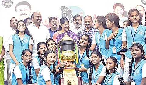 அறிவுசார் மற்றும் கலைத்திறன் போட்டிகளில் வெற்றிபெற்ற பள்ளி மாணவிகளுக்கு திமுக எம்பி கனிமொழி கருணாநிதி பரிசு மற்றும் சுழல் கோப்பையை வழங்கினார்.