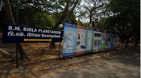 இன்று இந்த ஆண்டின் கடைசி சந்திர கிரகணம்: சிறப்பு கருவிகள் இன்றி பார்க்கலாம்