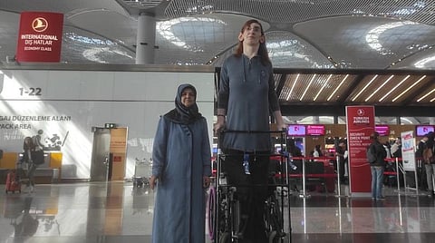 ருமேசா கெல்கி (வலது)