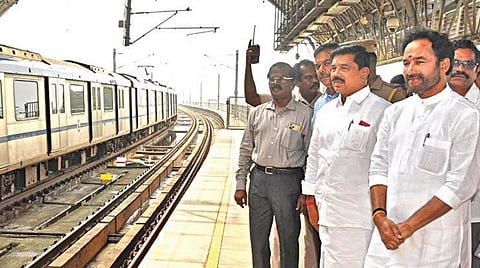 சென்னை வந்துள்ள மத்திய சுற்றுலாத் துறை அமைச்சர் கிஷன் ரெட்டி வடபழனி மெட்ரோ ரயில் நிலையத்தை பார்வையிட்டு ஆய்வு செய்தார். படம்: ம.பிரபு