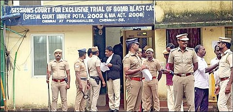 கார் சிலிண்டர் வெடிப்பு வழக்கில் கைது செய்யப்பட்ட 6 பேரும் பூந்தமல்லி சிறப்பு நீதிமன்றத்தில் நேற்று ஆஜர்படுத்தப்பட்டனர். இதனால் அங்கு பலத்த போலீஸ் பாதுகாப்பு போடப்பட்டிருந்தது.படம்: ம.பிரபு