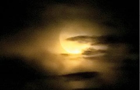 மதுரையில் நேற்று மாலை கருமேகங்களி டையே காட்சியளித்த சந்திர கிரகண இறுதி நிலை.படம்: ஆர். அசோக்