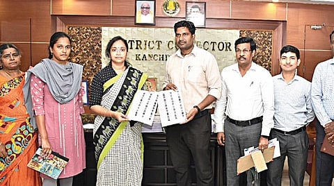 காஞ்சிபுரம் மாவட்டத்தில் வரைவு வாக்காளர் பட்டியலை ஆட்சியர் மா.ஆர்த்தி வெளியிட, அதை மாவட்ட வருவாய் அலுவலர் சிவ.ருத்ரய்யா பெற்றுக்கொண்டார்.