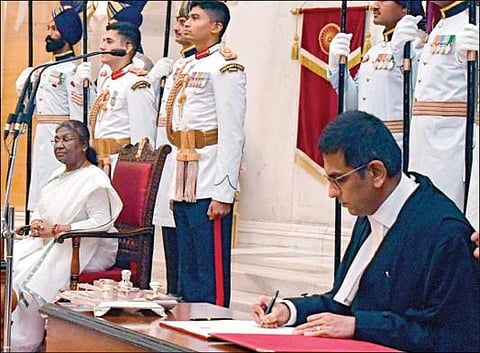 டெல்லியில் உள்ள குடியரசுத் தலைவர் மாளிகையில் நேற்று நடைபெற்ற நிகழ்ச்சியில், உச்ச நீதிமன்றத் தலைமை நீதிபதியாக டி.ஒய்.சந்திரசூட் பதவியேற்றுக் கொண்டார். அவருக்கு குடியரசுத் தலைவர் திரவுபதி முர்மு பதவிப் பிரமாணம் செய்துவைத்தார். படம்: பிடிஐ