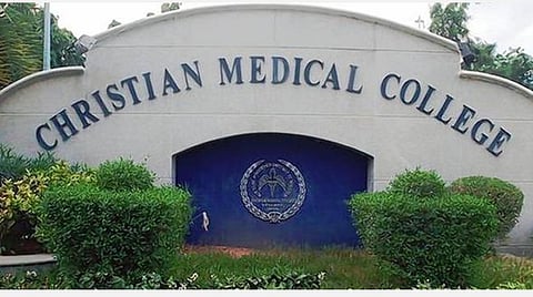 அரை நிர்வாணத்தில் சுற்றுமாறு ராகிங்; சிஎம்சி மருத்துவ கல்லூரி மாணவர்கள் 7 பேர் சஸ்பெண்ட்: பாலியல் ரீதியாகவும் தொந்தரவு தரப்பட்டதாக புகார்
