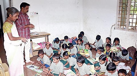 வீடு ஒன்றில் ஒரே அறையில் படிக்கும் 5 வகுப்பு மாணவர்கள். (அடுத்த படம்) தற்காலிக பள்ளிக்காக அமைக்கப்படும் கொட்டகை.