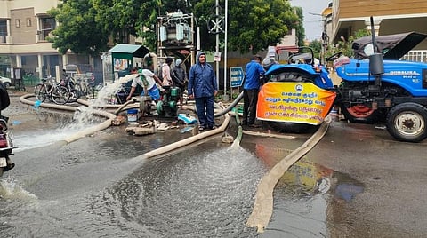 சென்னையில் மழைநீரை வெளியேற்றும் பணிகளில் ஈடுபட்டுள்ள குடிநீர் வாரிய பணியாளர்கள்
