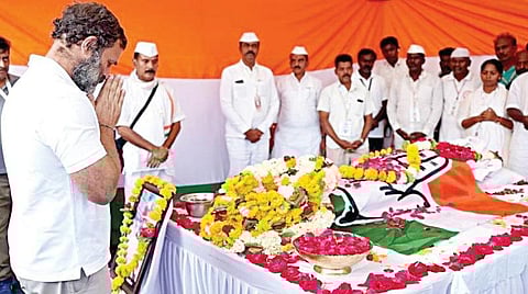 மகாராஷ்டிராவில் ஒற்றுமை யாத்திரையின்போது விபத்தில் உயிரிழந்த கணேசனின் உடலுக்கு அஞ்சலி செலுத்திய ராகுல் காந்தி.