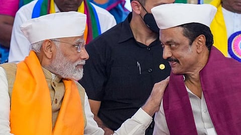 காந்திகிராம கிராமிய பல்கலைக்கழக பட்டமளிப்பு விழா மேடையில் முதல்வர் மு.க.ஸ்டாலினின் தோளில் கைவைத்து கனிவுடன் நலம் விசாரித்த பிரதமர் நரேந்திர மோடி. படம்: பிடிஐ