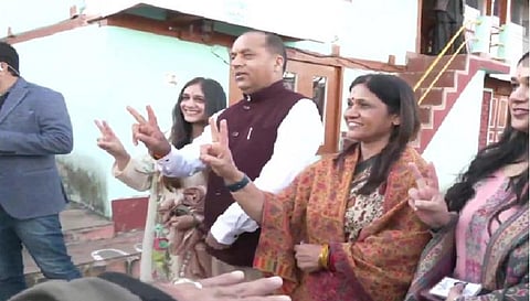 முதல்வர் ஜெய்ராம் தாக்கூர் குடும்பத்துடன்