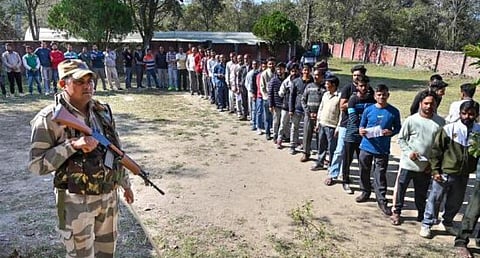 வாக்களிக்க வரிசையில் காத்திருந்த வாக்காளர்கள்