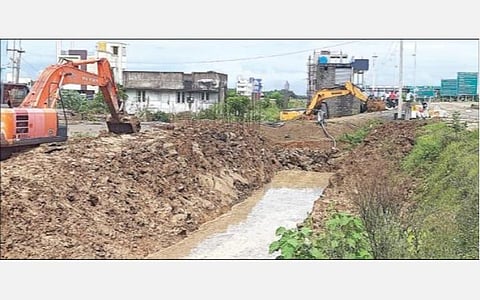 முடிச்சூர், வரதராஜபுரத்தில் இருந்து வெளியேறும் நீரை கொண்டு செல்ல முதல்வர் ஸ்டாலின் மேற்பார்வையில் கட்டன் கால்வாய் பணி தொடங்கப்பட்ட நிலையில், அங்கு வந்து சேரும் நீரை பைபாஸ் சாலை பகுதியில் 3 வழிகளில் பிரித்து அனுப்பும் பணி ராட்சத இயந்திரங்கள் மூலம் நேற்று நடைபெற்றது.படம்: எம்.முத்துகணேஷ்
