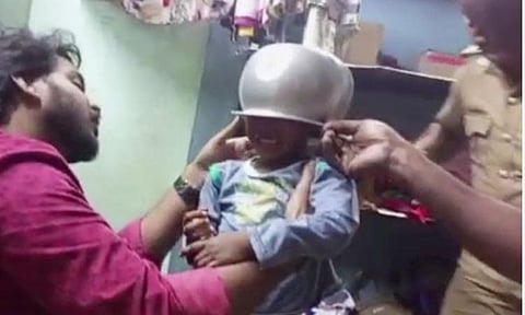 அலுமினிய பாத்திரத்தில் தலை சிக்கி குழந்தை தவிப்பு: தீயணைப்பு துறையினர் அகற்றினர்