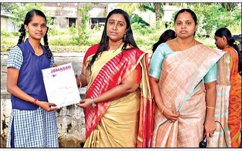 பாராலிம்பிக் போட்டியில் பங்கேற்கும் நாமக்கல் வடக்கு நல்லிபாளையம் அரசு மேல்நிலைப் பள்ளி மாற்றுத் திறன் மாணவி மதுமிதாவுக்கு, ஆட்சியர் ஸ்ரேயா சிங் பாராட்டு சான்றிதழ் வழங்கினார்.