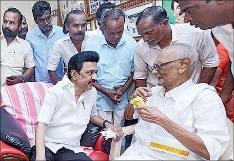 திருவாரூர் மாவட்டம் நன்னிலம் வட்டம் பூந்தோட்டம் அருகே உள்ள கோவில் திருமாளத்தில், தனது தாய் மாமா தட்சிணாமூர்த்தியின் 100-வது பிறந்த நாளையொட்டி அவரிடம் ஆசி பெற்ற முதல்வர் ஸ்டாலின்.