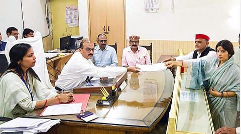 மனு தாக்கல் செய்யும் அகிலேஷ் மனைவி டிம்பிள்