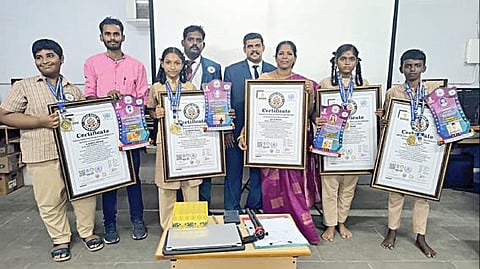 தனிமங்களின் பெயரை கூறி சோழன் உலக சாதனை புத்தகத்தில் இடம்பிடித்த வீரகேரளம்புதூர் அரசு பள்ளி மாணவ, மாணவிகளுக்கு சான்றிதழ் வழங்கப்பட்டது.