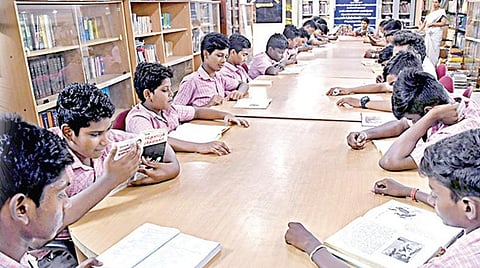 செல்போன் பிடியில் இருந்து விடுவிக்க வாசிப்பின் வாசல்கள்: தேசிய நூலக வார விழா போட்டியில் வெல்லும் மாணவர்கள்