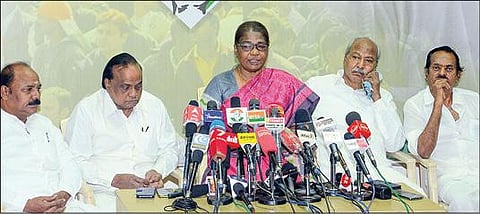 முன்னாள் பிரதமர் ராஜீவ் காந்தி படுகொலையின் போது உடனிருந்து படுகாயம் அடைந்த ஓய்வுபெற்ற காவல்துறை அதிகாரி அனுசுயா, சென்னையில் நேற்று செய்தியாளர்களை சந்தித்தார். உடன் காங்கிரஸ் கட்சி நிர்வாகிகள். படம்: பு.க.பிரவீன்