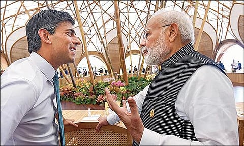 இந்தோனேசியாவின் பாலி தீவில் நடைபெறும் ஜி-20 மாநாட்டுக்கு இடையே இங்கிலாந்து பிரதமர் ரிஷி சுனக்குடன், பிரதமர் மோடி.படங்கள்: பிடிஐ