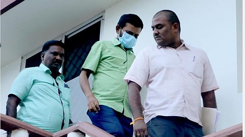 படவிளக்கம்: சிபிசிஐடி.விசாரணைக்குப் பிறகு நீதிமன்றத்திற்கு அழைத்துச் செல்லப்பட்ட வட்டாட்சியர் கிருஷ்ணகுமார் (மாஸ்க் அணிந்திருப்பவர்)