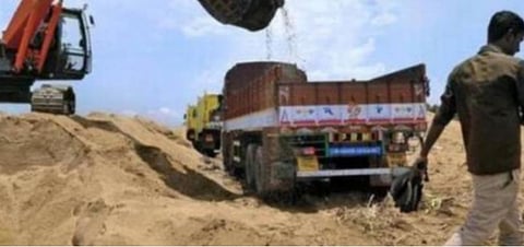 பறிமுதல் லாரியை விடுவிக்க லஞ்சம் கேட்ட காவல் ஆய்வாளருக்கு அபராதம்: உயர் நீதிமன்றம் அதிரடி