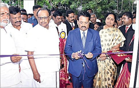 சென்னை, அம்பத்தூரில் புதிதாக அமைக்கப்பட்ட ஒருங்கிணைந்த நீதிமன்ற வளாகத்தை நேற்று முன்தினம் சென்னை உயர் நீதிமன்ற பொறுப்பு தலைமை நீதிபதி டி.ராஜா, திறந்து வைத்தார். இவ்விழாவில், தமிழக அமைச்சர்கள் எஸ்.ரகுபதி, பி.கே.சேகர்பாபு, சா.மு.நாசர் உள்ளிட்டோர் பங்கேற்றனர். (அடுத்த படம்) வண்ண மின் விளக்குகளால் ஜொலிக்கும் புதிய ஒருங்கிணைந்த நீதிமன்ற வளாக கட்டிடம்.