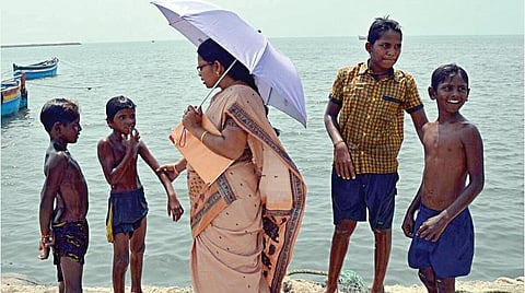 வாழ்வாதாரத்திற்காக இடம் பெயரும் பெற்றோர்கள்: அரசு பள்ளிகளில் இடைநிற்றல் அதிகரிப்பது ஏன்?