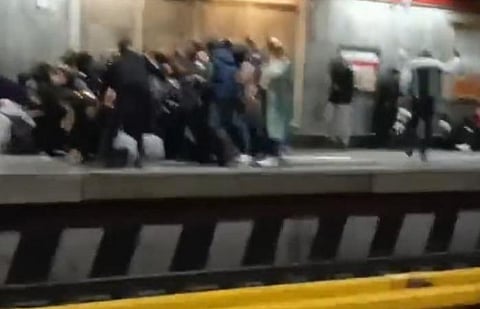 பயணிகளிடையே தள்ளுமுள்ளு ஏற்பட்ட காட்சி