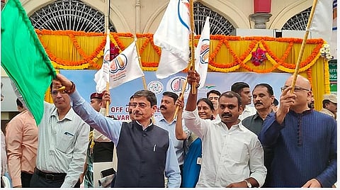 ரயிலை கொடி அசைத்து துவக்கிவைத்த ஆளுநர்