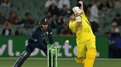 பந்தை பவுண்ட்ரிக்கு விரட்டும் ஸ்மித்