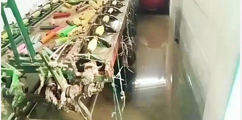 ராஜபாளையம் | புனல்வேலியில் விசைத்தறி கூடத்திற்குள் புகுந்த மழைநீர் - நெசவாளர்கள் பாதிப்பு