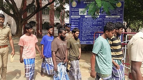 படவிளக்கம்: ராமநாதபுரம் நீதிமன்றத்திற்கு அழைத்துவரப்பட்ட இலங்கை மீனவர்கள் 6 பேர்.