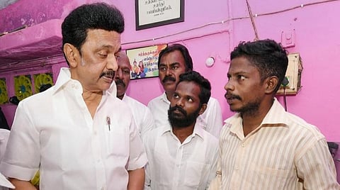 கால்பந்து வீராங்கனை பிரியா குடும்பத்துக்கு முதல்வர் ஸ்டாலின் ஆறுதல் - மாணவி வீட்டுக்கு நேரில் சென்று நிவாரணம் வழங்கினார்