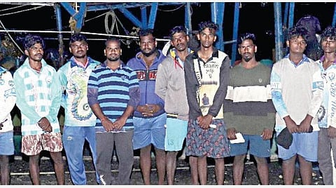 எல்லை தாண்டி மீன்பிடித்ததாக காரைக்கால், நாகையை சேர்ந்த மீனவர்கள் 14 பேரை கைது செய்தது இலங்கை கடற்படை