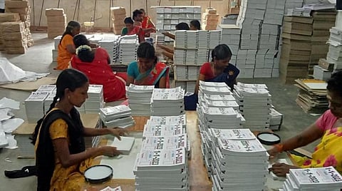 காலண்டர் தயாரிப்பில் பணியாளர்கள்