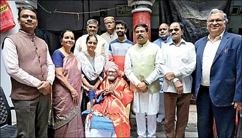 உத்தர பிரதேச மாநிலம் வாரணாசியில் மகாகவி பாரதியார் வசித்த வீட்டை மத்திய கல்வி அமைச்சர் தர்மேந்திர பிரதான் நேற்று பார்வையிட்டார். பாரதியின் மருமகன் கே.வி.கிருஷ்ணன் மற்றும் அவரது குடும்பத்தினருடன் கலந்துரையாடினார்.