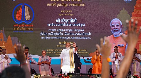 வாரணாசியில் நேற்று காசி தமிழ்ச் சங்கமம் நிகழ்ச்சியைத் தொடங்கிவைத்த பிரதமர் நரேந்திர மோடி.படம்: பிடிஐ