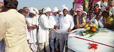 ஹரியாணா உள்ளாட்சித் தேர்தலில் தோல்வியடைந்த தரம்பாலுக்கு கிராம மக்கள் சார்பில் ரொக்கப் பணம், சொகுசு கார் பரிசாக வழங்கப்பட்டது.