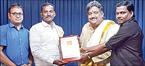 புல்லாங்குழல் தயாரிக்கும் கலைஞர் பொன்னுசாமிக்கு ‘பர்லாந்து’ விருதை பாடகர் பாலக்காடு ராம், பாடலாசிரியர் யுகபாரதி ஆகியோர் வழங்கினர். அருகில் பரிவாதினி அமைப்பின் நிறுவனர் லலிதா ராம்.