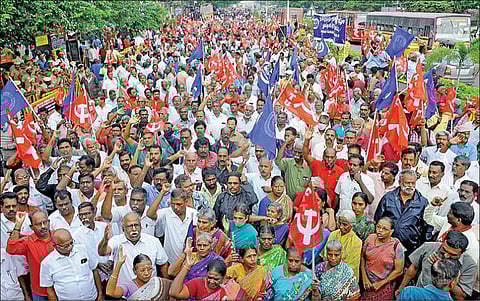 போக்குவரத்துக்கழக ஓய்வுபெற்ற தொழிலாளர்களின் அகவிலைப்படி உயர்வு உள்ளிட்ட கோரிக்கைகளை வலியுறுத்தி தமிழ்நாடு அரசு போக்குவரத்து ஊழியர் சம்மேளனம் (சிஐடியு) மற்றும் அரசு போக்குவரத்துக் கழக ஓய்வுபெற்றோர் நல அமைப்பினர் இணைந்து சென்னை பல்லவன் சாலையில் உள்ள அரசு விரைவுப் போக்குவரத்துக் கழக தலைமையகம் முன்பு நேற்று போராட்டத்தில் ஈடுபட்டனர். படம்: ம.பிரபு