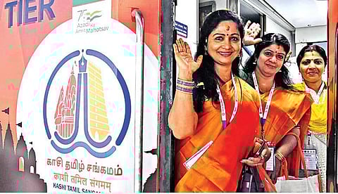 உற்சாகமாக சென்ற பெண்கள்.படங்கள்: ம.பிரபு